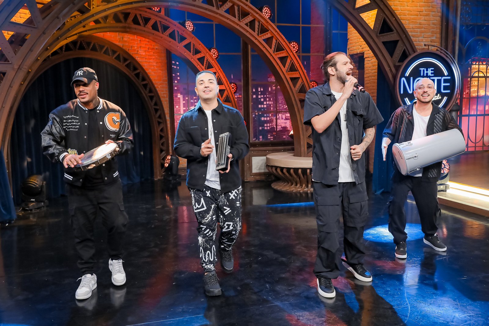 Akatu marca presença no The Noite nesta madrugada no SBT - Agora BH